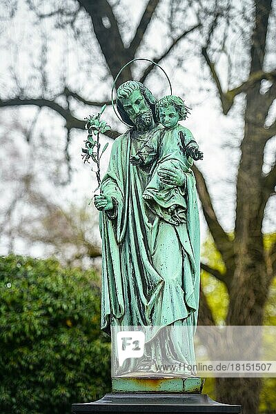 Josef von Nazaret mit Christus  Nordfriedhof  Ungererstraße  München  Bayern  Deutschland  Europa