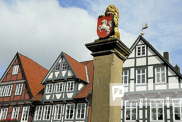 Löwenskulptur mit Wappen von Niedersachsen  Fachwerkhäuser  Celle  Niedersachsen  Deutschland  Europa