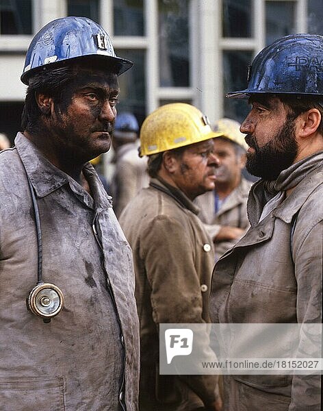 Here in Recklinghausen 10. 8. Herten 12. Gelsenkirchen 24. and Lünen 24. 10. of the year 1987 were unsuccessful. Sometimes the faces of the miners speak for themselves. Ruhr area. The Dwemonstzrationen of the IGBE for the preservation of jobs in the mining industry