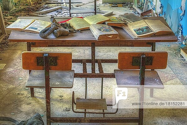Schultisch mit Büchern  Mittelschule #3  Lost Place  Prypjat  Sperrzone Tschernobyl  Ukraine  Osteuropa  Europa