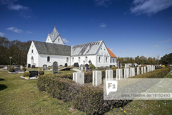 Kirche am Soldatenfriedhof von Bröns  Dänemark  Europa