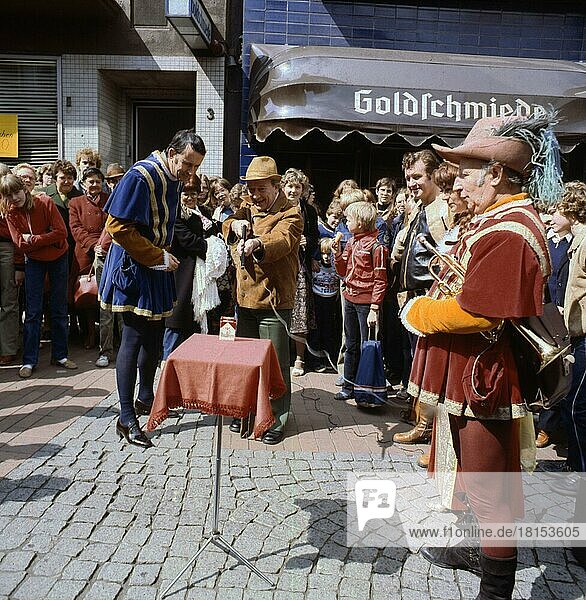 Ruhr area. Shopping street. Street musicians with children. ca. 1979-80