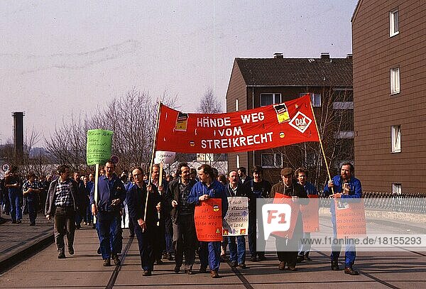 Bonn. DGB -Protestaktion am Minstereium für Arbeit mit Übergabe der Stimmzettel zum Thema Einschränkung des geschehens Streik am 17. 4. 1986