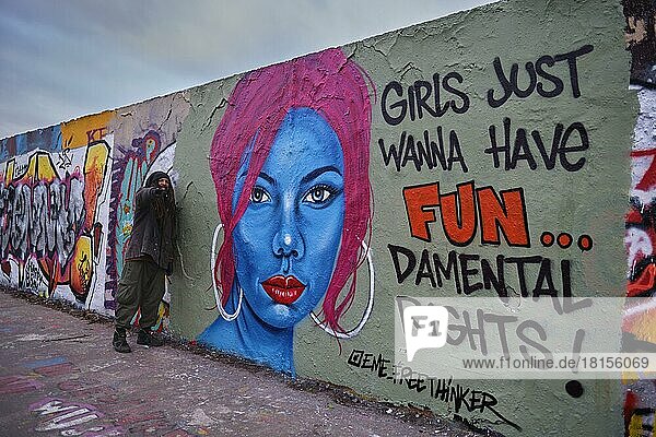 Deutschland  Berlin  07. 032021  Sonntagnachmittag im Mauerpark  Graffitimauer  Graffitikünstler Eme Freethinker  Girls just wanna have  Fun. . damental rights!  Europa