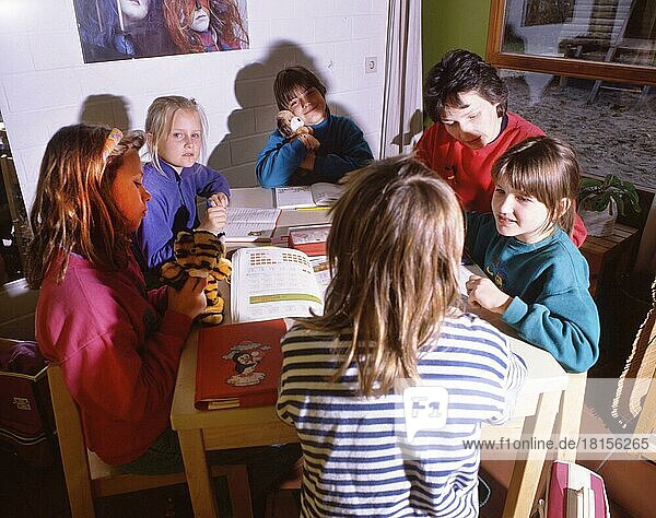 Dortmund. Kindergarten mit der Betreuung von Kindern im Alter (Vorschule) und Schülern bei Hausarbeiten im Jahre 1990