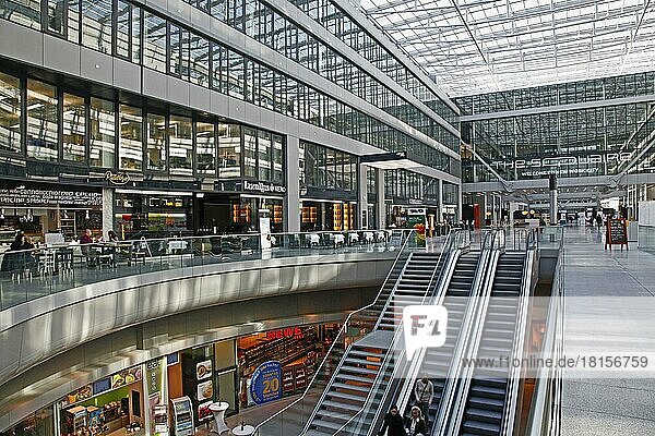 Terminal 1  Rolltreppen  Einkaufspassagen  Flughafen Frankfurt am Main  Hessen  Deutschland  Europa