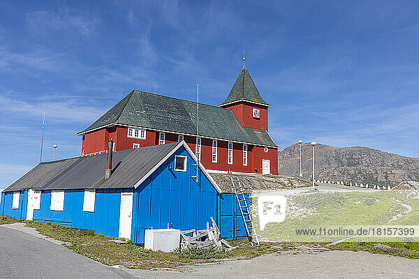 Außenansicht der 1926 erbauten Neuen Kirche im Stadtzentrum von Sisimiut  Grönland  Dänemark  Polarregionen