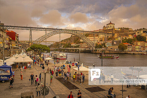 Blick auf die eiserne Brücke Dom Luis I. und die Cafés am Fluss Douro  UNESCO-Weltkulturerbe  Porto  Norte  Portugal  Europa