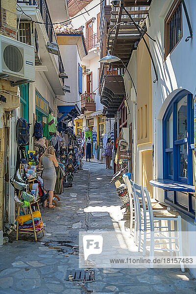 Blick auf Geschäfte in einer engen Straße  Skopelos-Stadt  Insel Skopelos  Sporaden  Griechische Inseln  Griechenland  Europa
