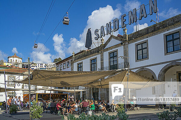 Blick auf Cafés und Restaurants mit Blick auf die Kirche Igreja da Serra do Pilar  Porto  Norte  Portugal  Europa