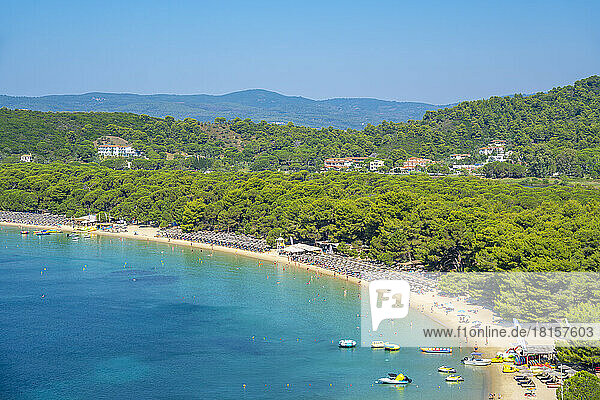 Luftaufnahme des Strandes von Koukounaries  Stadt Skiathos  Insel Skiathos  Sporaden  Griechische Inseln  Griechenland  Europa