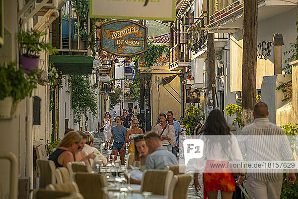 Blick auf ein Essen im Freien in einer engen Straße  Skiathos Stadt  Insel Skiathos  Sporaden  Griechische Inseln  Griechenland  Europa