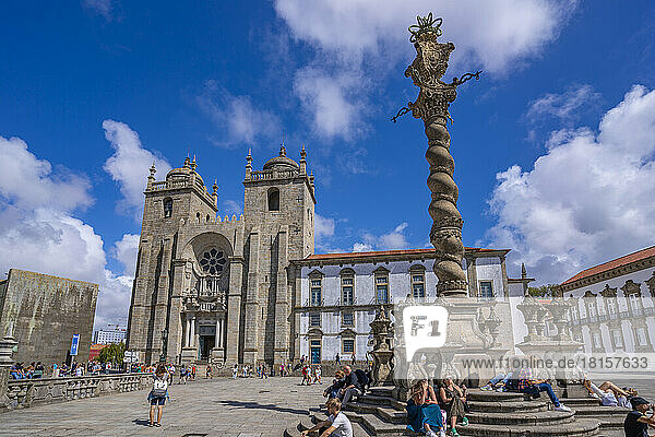 Blick auf die Kathedrale von Porto und das Denkmal Pranger von Porto   UNESCO-Weltkulturerbe  Porto  Norte  Portugal  Europa