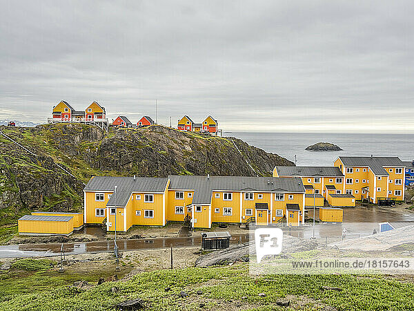 Bunt bemalte Häuser in der Stadt Sisimiut  Grönland  Dänemark  Polarregionen