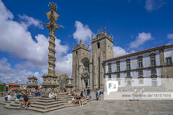 Blick auf die Kathedrale von Porto und das Denkmal Pranger von Porto   UNESCO-Weltkulturerbe  Porto  Norte  Portugal  Europa