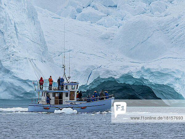 Touristen  die eine Eistour in einem kleinen Boot unternehmen und Eisberge vom Ilulissat-Eisfjord aus beobachten  kurz vor Ilulissat  Grönland  Dänemark  Polarregionen