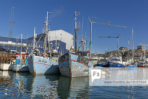 Ein Blick auf kommerzielle Fischerei- und Walfangboote im Innenhafen der Stadt Ilulissat  Grönland  Dänemark  Polarregionen