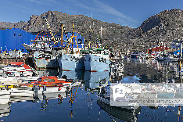 Der innere Bootshafen zwischen den bunt bemalten Häusern in der Stadt Sisimiut  Grönland  Dänemark  Polarregionen