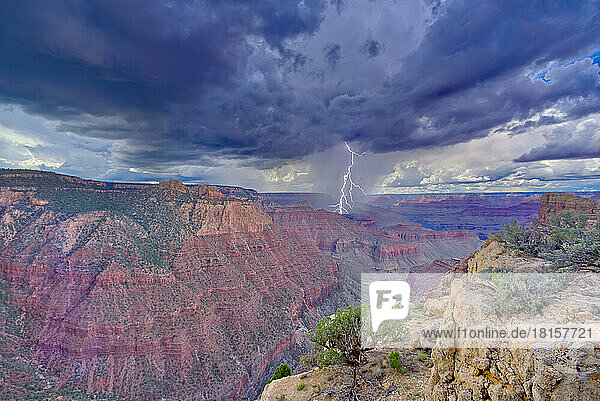 Ein Sturm zieht über den Grand Canyon in der Nähe der Sinking Ship-Formation  von der Coronado Ridge aus gesehen  Grand Canyon National Park  UNESCO-Weltkulturerbe  Arizona  Vereinigte Staaten von Amerika  Nordamerika