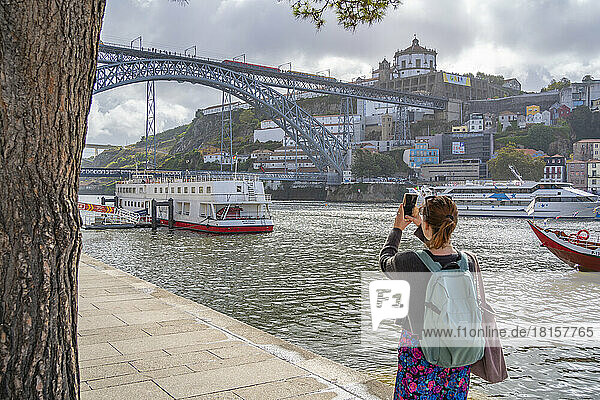 Blick auf den Fluss Douro und die Brücke Dom Luis I.  UNESCO-Weltkulturerbe  Porto  Norte  Portugal  Europa