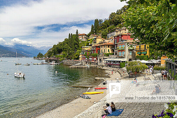 Touristen auf der Seepromenade  Varenna  Comer See  Como  Lombardei  Italienische Seen  Italien  Europa