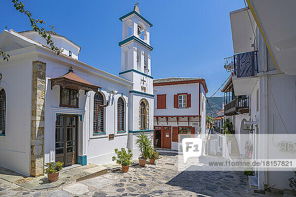 Blick auf die weiß getünchte Kirche  Skopelos-Stadt  Insel Skopelos  Sporaden  Griechische Inseln  Griechenland  Europa