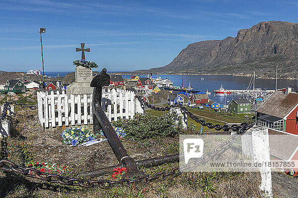 Ein Blick auf das Denkmal für die gefallenen Kriegshelden in der Stadt Sisimiut  Grönland  Dänemark  Polarregionen