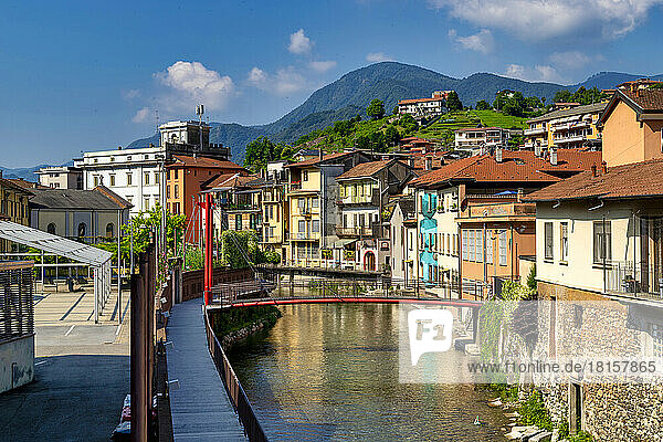 Promenade im historischen Zentrum  Omegna  Ortasee  Bezirk Verbania  Piemont  Italienische Seen  Italien  Europa