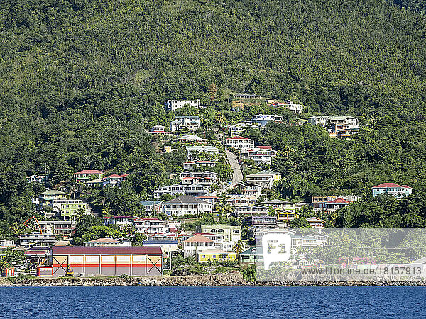 Ein Blick vom Meer aus auf die üppigen Berge  die die Hauptstadt Roseau an der Westküste von Dominica  Windward Islands  Westindische Inseln  Karibik  Mittelamerika umgeben