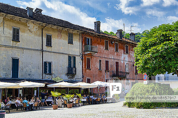 Restaurants in der Altstadt  Pella  Ortasee  Bezirk Verbania  Piemont  Italienische Seen  Italien  Europa