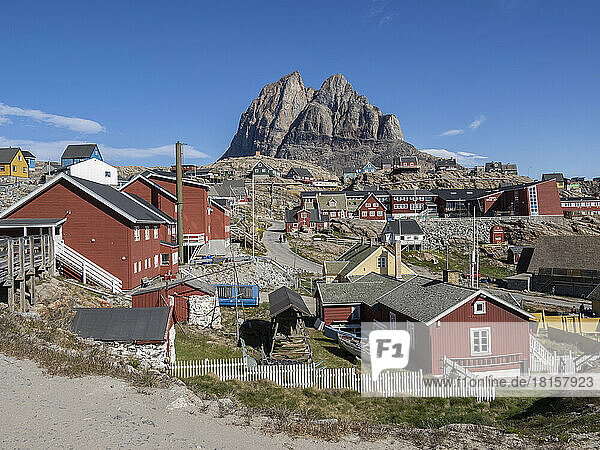 Bunt bemalte Häuser in der kleinen Stadt Uummannaq auf der Insel Uummannaq  Grönland  Dänemark  Polarregionen