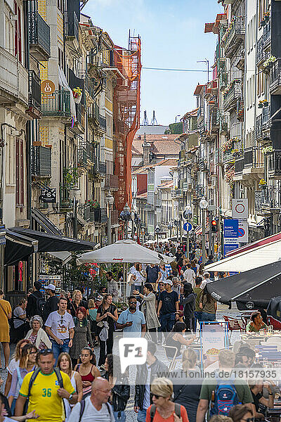 Blick auf Cafés  Geschäfte und Bars auf der belebten Rua das Flores  Porto  Norte  Portugal  Europa