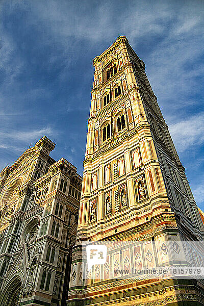 Die Kathedrale Santa Maria del Fiore (Duomo) und der von Giotto entworfene Glockenturm bei Sonnenuntergang  Florenz  UNESCO-Weltkulturerbe  Toskana  Italien  Europa