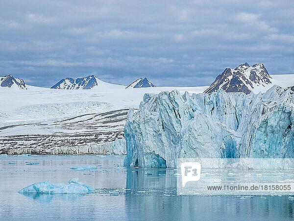 Ein Blick auf den Lilliehookbreen (Lilliehook-Gletscher) auf der Nordwestseite von Spitzbergen  Svalbard  Norwegen  Europa
