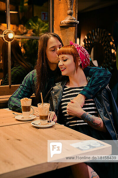 Verliebtes Paar posiert in einem Café