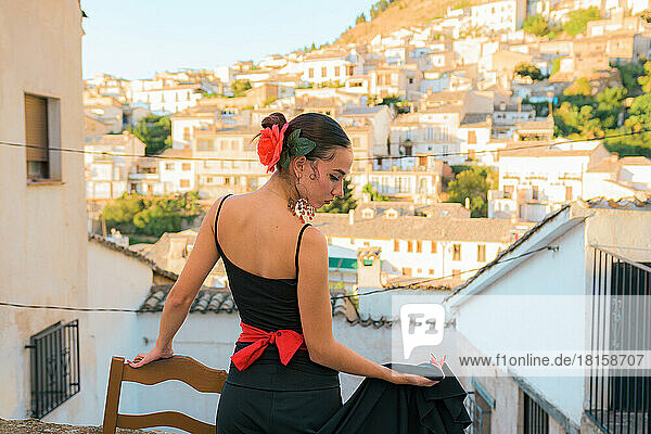 Frau tanzt Flamenco mit einer spanischen Stadt im Hintergrund