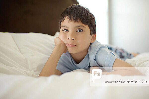 Ein junger Junge im Schlafanzug schaut in die Kamera