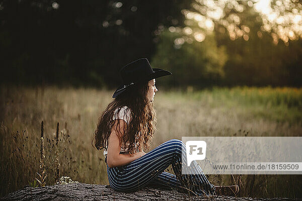 Cowgirl auf dem Feld mit Blick über die Weide