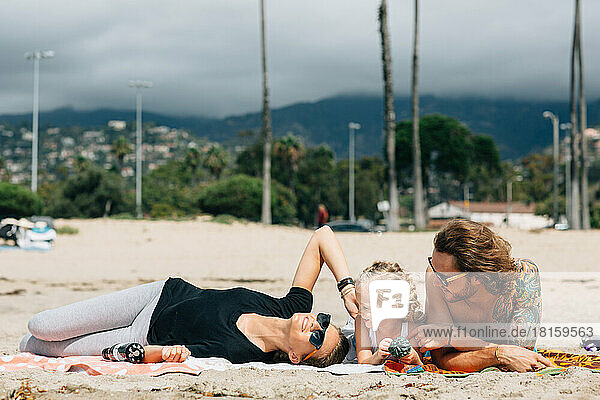 Eine Familie hat Spaß an einem sonnigen Strand in Anaheim  Kalifornien  USA