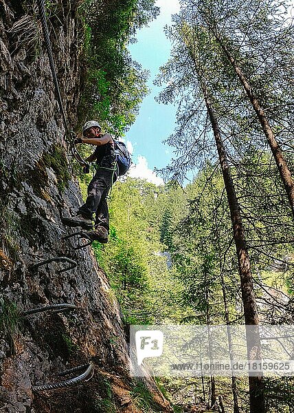 Frau beim Klettern im Klettersteig Mürren-Gimmewald  Schweiz