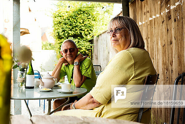 Ehepaar im Ruhestand sitzt glücklich bei Kaffee und Tee in einem Cafe