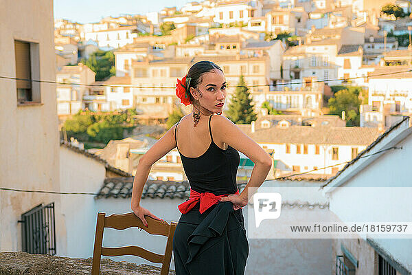 Als Flamenco-Tänzerin verkleidete Frau in einer Straße in Cazorla  Spanien