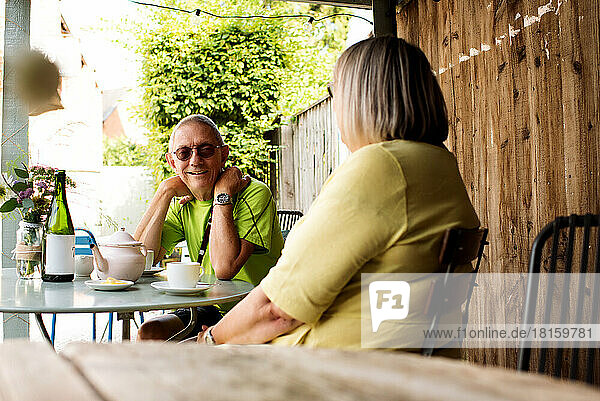 Ehepaar im Ruhestand bei einem gemeinsamen Kaffee in einem Cafe
