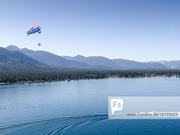 Zwei Personen beim Parasailing in South Lake Tahoe  Kalifornien.