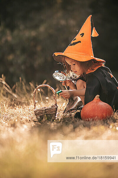 kleines Mädchen feiert Halloween in der Natur Kürbis