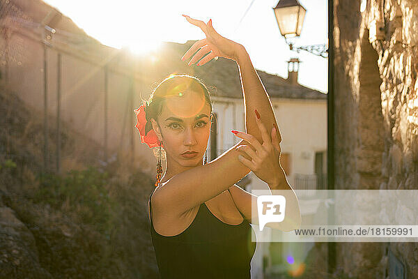 Porträt einer Frau  die bei Sonnenuntergang Flamenco tanzt
