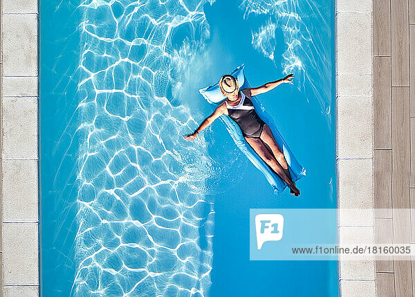 Sommerferien  ruhige Frau schwimmt im Schwimmbad