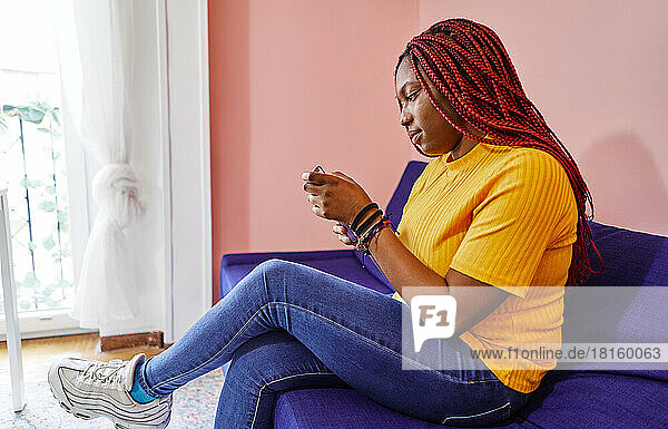 Porträt einer afroamerikanischen Frau beim Telefonieren