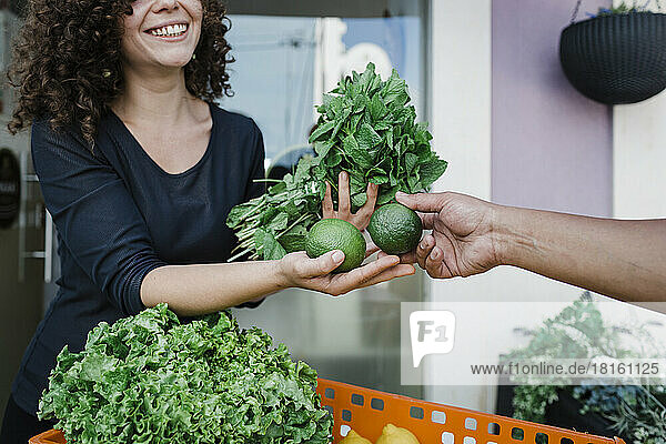Glücklicher Unternehmer  der frisches Gemüse für das Restaurant liefert