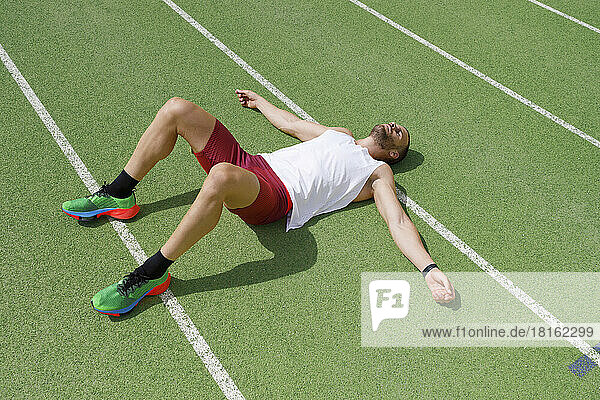 Sportler entspannt sich auf der Laufstrecke